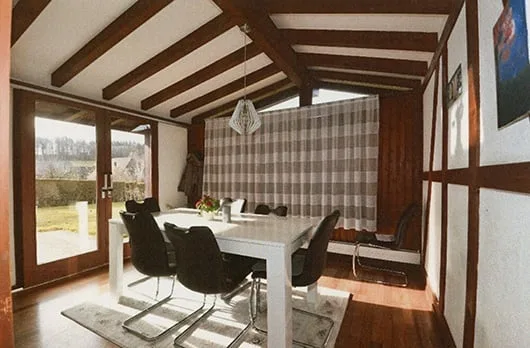 Comfort abitativo a Bösingen, casa unifamiliare 6,5 locali con serra