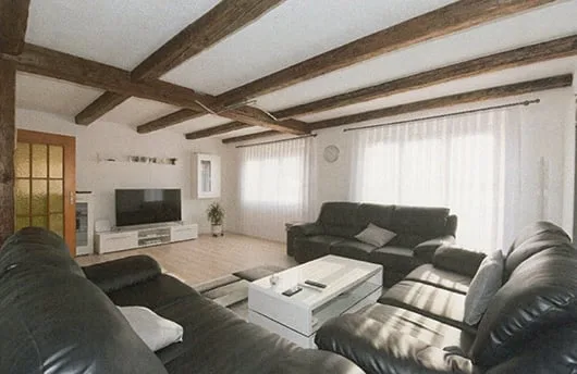 Comfort abitativo a Bösingen, casa unifamiliare 6,5 locali con serra