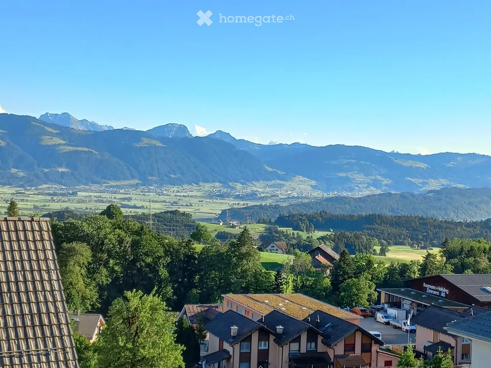 Incantevole appartamento di 3,5 locali mansardato su Alpenblickstrasse a Gebertingen