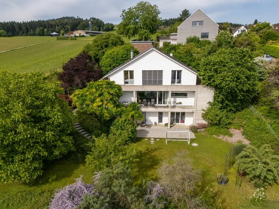 Lichtdurchflutetes Familienparadies mit traumhafter Alpensicht und ...