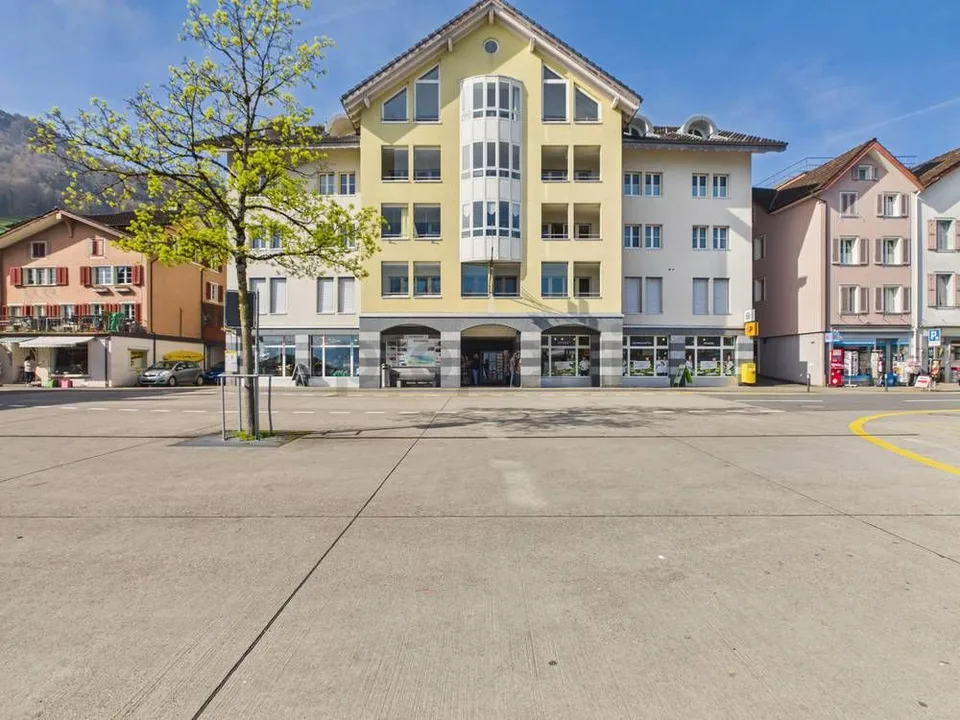 Attraktive Anlageimmobilie an bester Lage in Beckenried - Gewerbefläche mit Seesicht