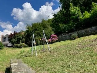 Vista panoramica spettacolare, ampia area verde e allacciamenti già presenti