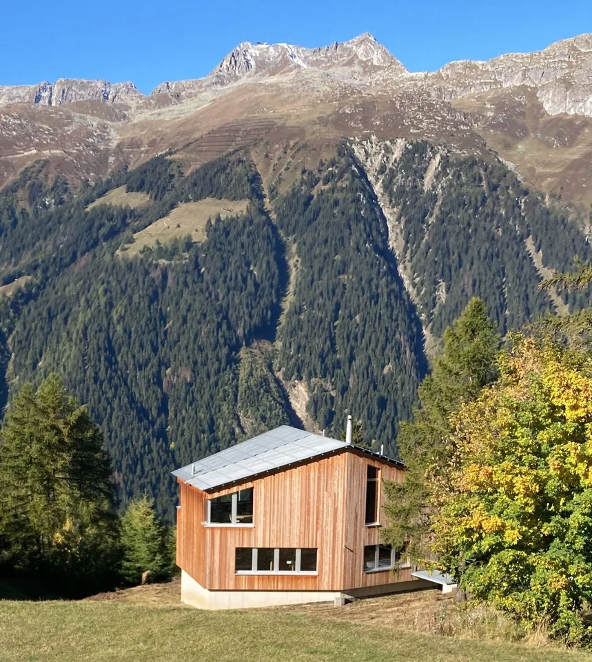 Architektonisch herausragendes Einfamilienhaus an erstklassiger Panoramalage in den Schweizer Alpen - ein Zweitwohnsitz mit Wohnkomfort und Weitblick