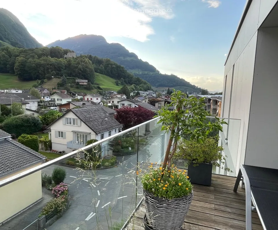 Appartamento mansardato da sogno di 4.5 locali con vista sulla montagna a Oberurnen