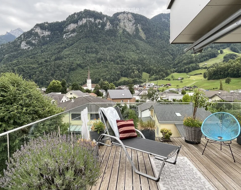 Appartamento mansardato da sogno di 4.5 locali con vista sulla montagna a Oberurnen