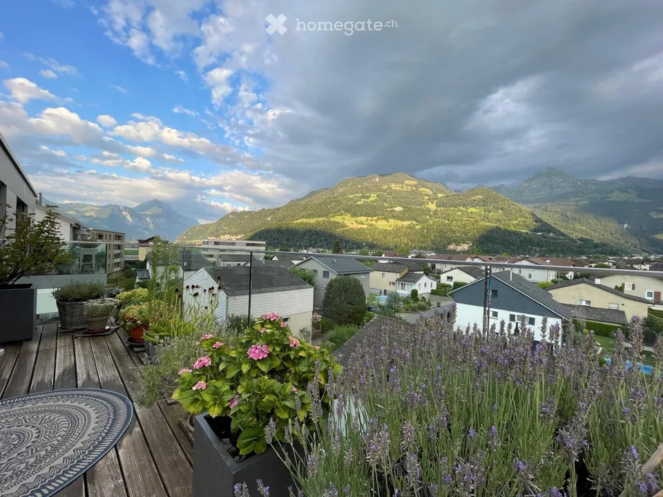Appartamento mansardato da sogno di 4.5 locali con vista sulla montagna a Oberurnen
