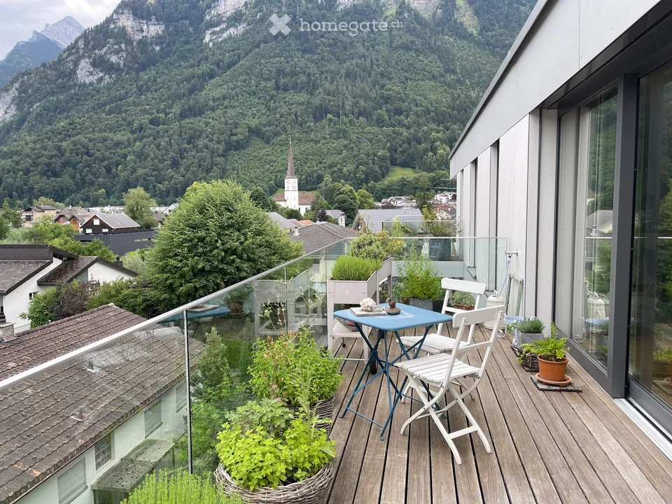 Appartamento mansardato da sogno di 4.5 locali con vista sulla montagna a Oberurnen