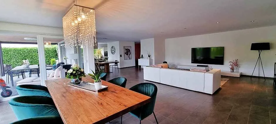 Appartement de jardin exclusif de 4,5 pièces avec double garage et extérieur de rêve