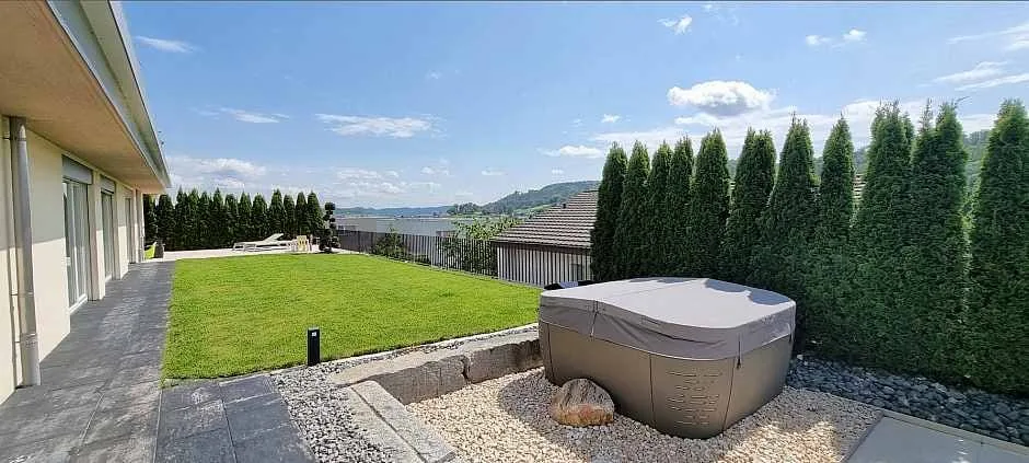 Appartement de jardin exclusif de 4,5 pièces avec double garage et extérieur de rêve