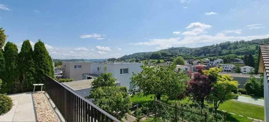 Appartement de jardin exclusif de 4,5 pièces avec double garage et extérieur de rêve