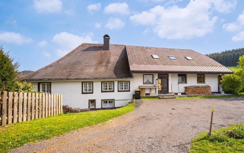 Procédure d'enchères : Maison d'habitation et de commerce à Feldberg avec construction neuve, espace commercial