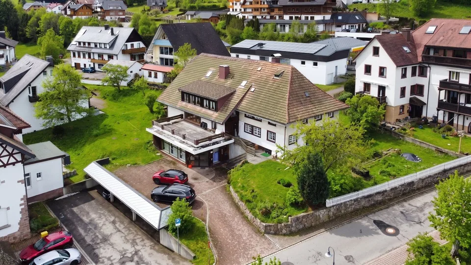 Procédure d'enchères : Maison d'habitation et de commerce à Feldberg avec construction neuve, espace commercial