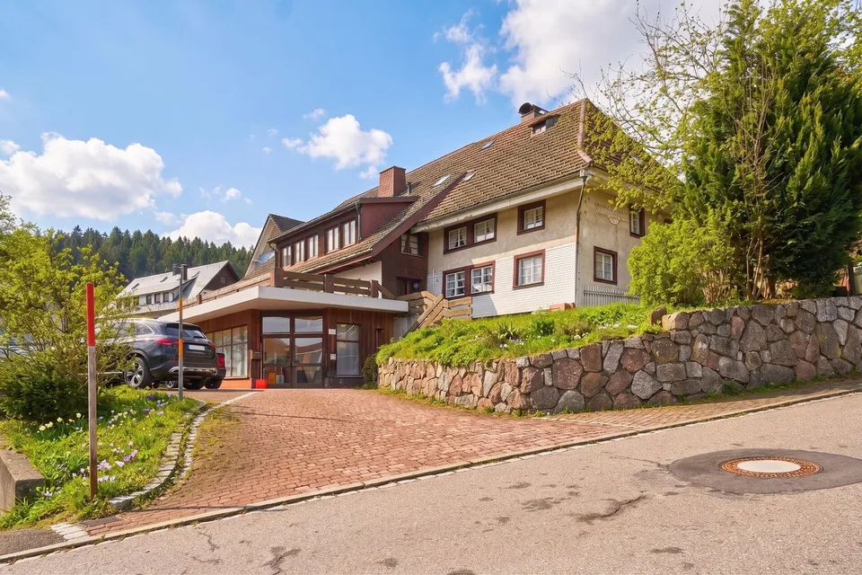 Procédure d'enchères : Maison d'habitation et de commerce à Feldberg avec construction neuve, espace commercial