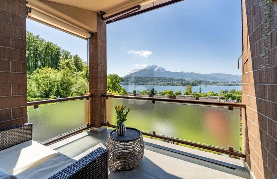 Vista lago e montagna da sogno