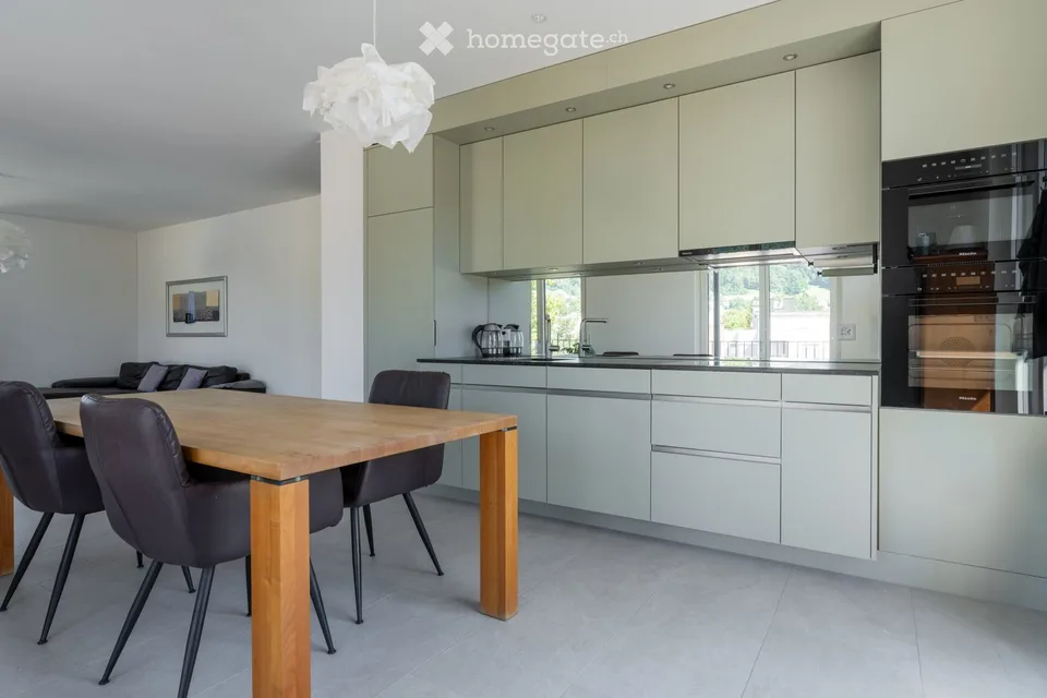 Moderne 4.5-Zimmer-Neubauwohnung, zentrale Lage, grosser Balkon