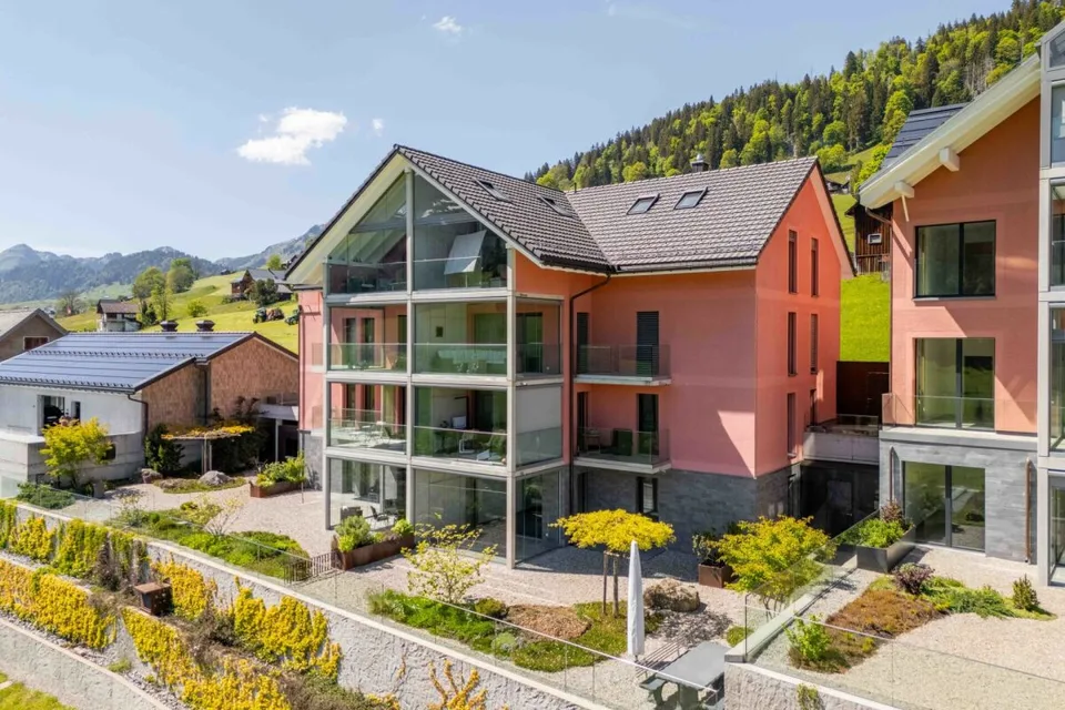 Wohnen mit Weitsicht - hochwertige 3.5-Zimmerwohnung (zweitwohnungstauglich) mit Balkon und Terrasse