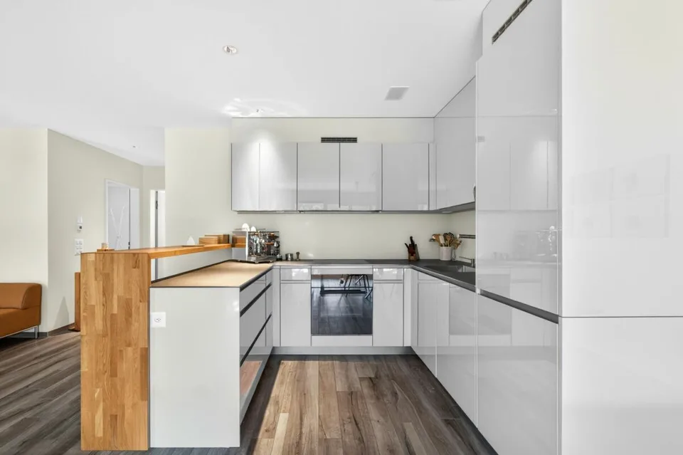 Wohnen mit Weitsicht - hochwertige 3.5-Zimmerwohnung (zweitwohnungstauglich) mit Balkon und Terrasse