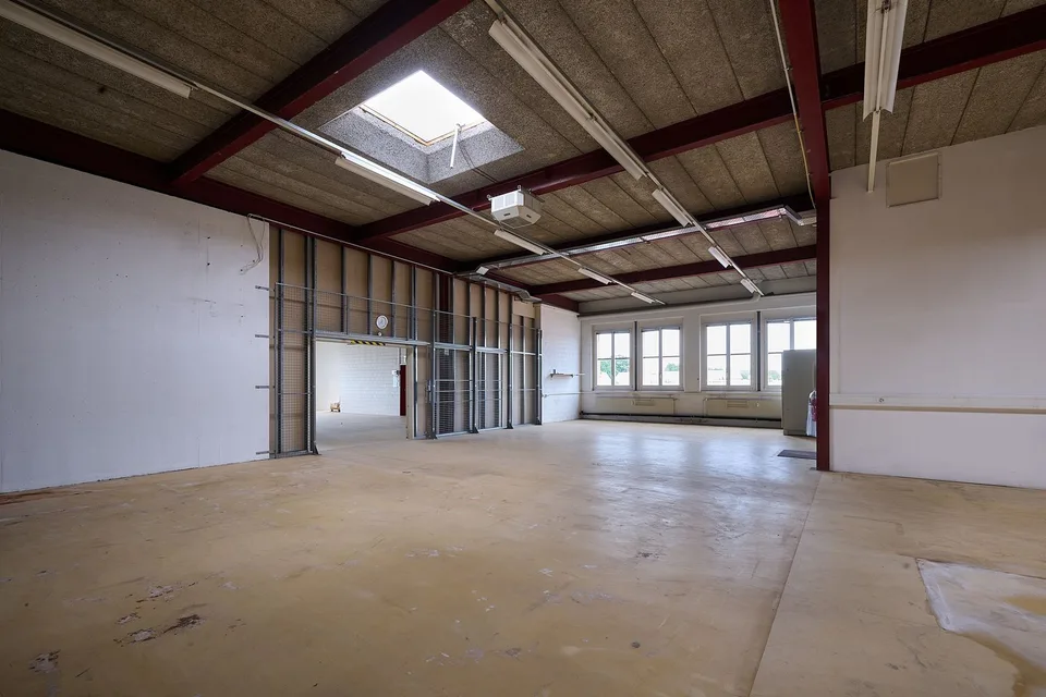 Entrepôt avec bureaux - travail efficace