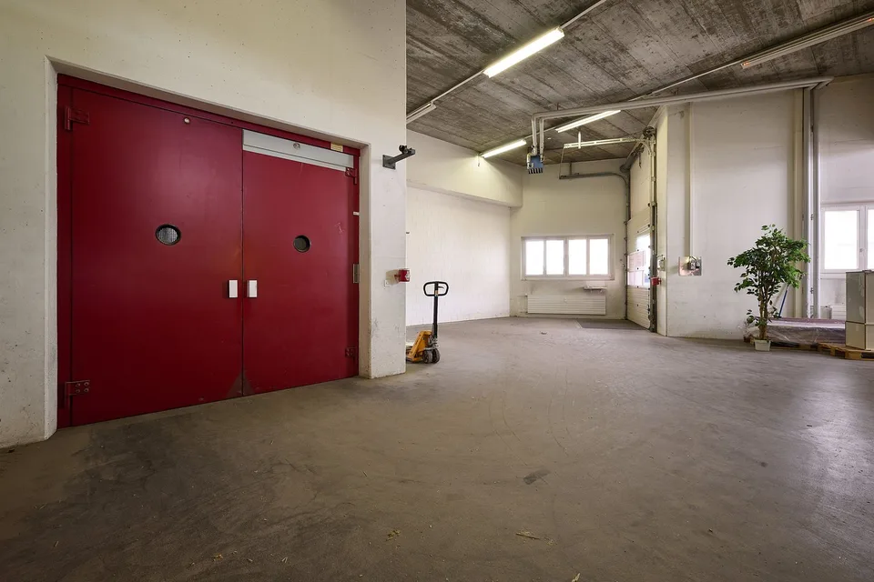Entrepôt avec bureaux - travail efficace