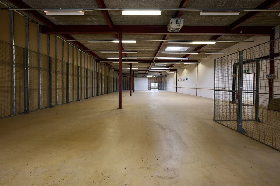 Entrepôt avec bureaux - travail efficace