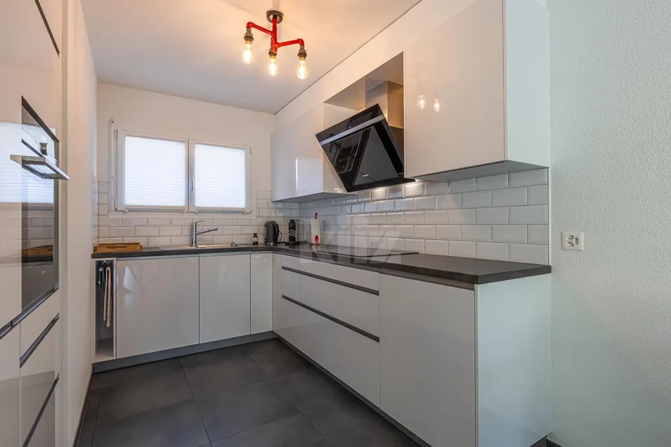Schöne neuere Villa mit großer Terrasse
