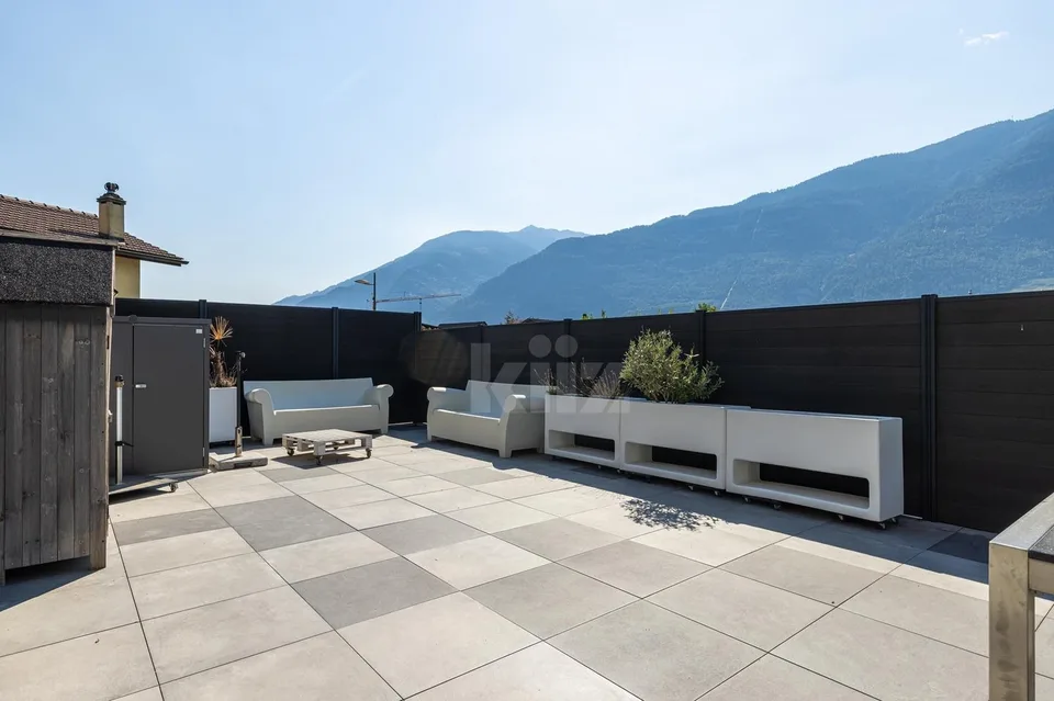 Schöne neuere Villa mit großer Terrasse