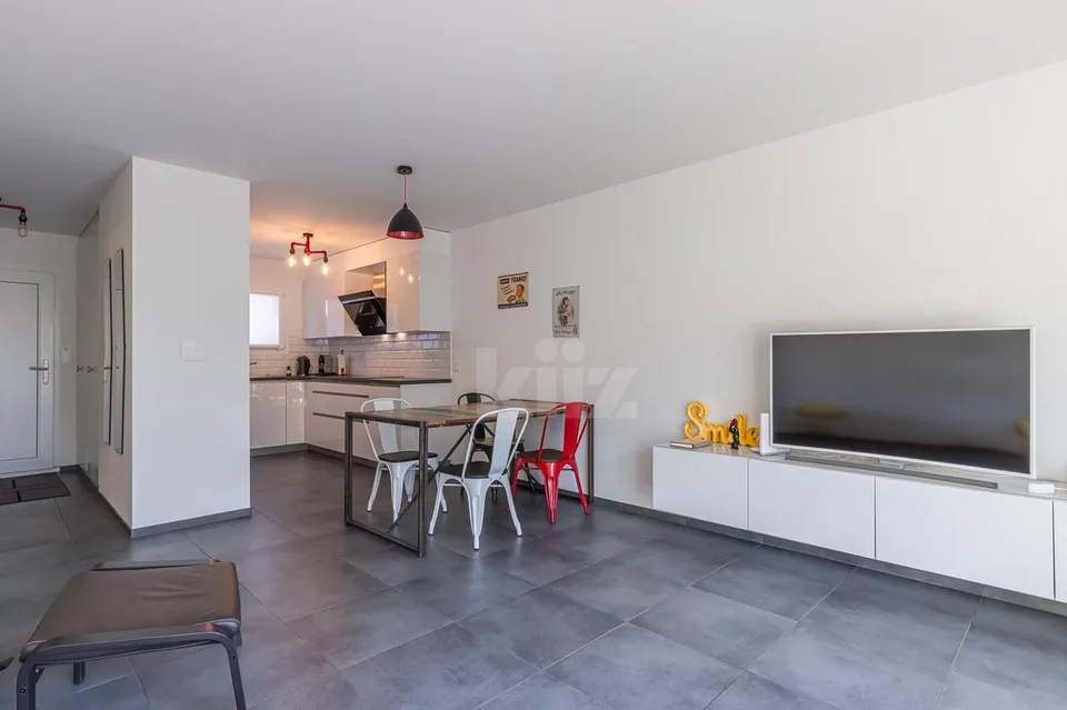 Schöne neuere Villa mit großer Terrasse