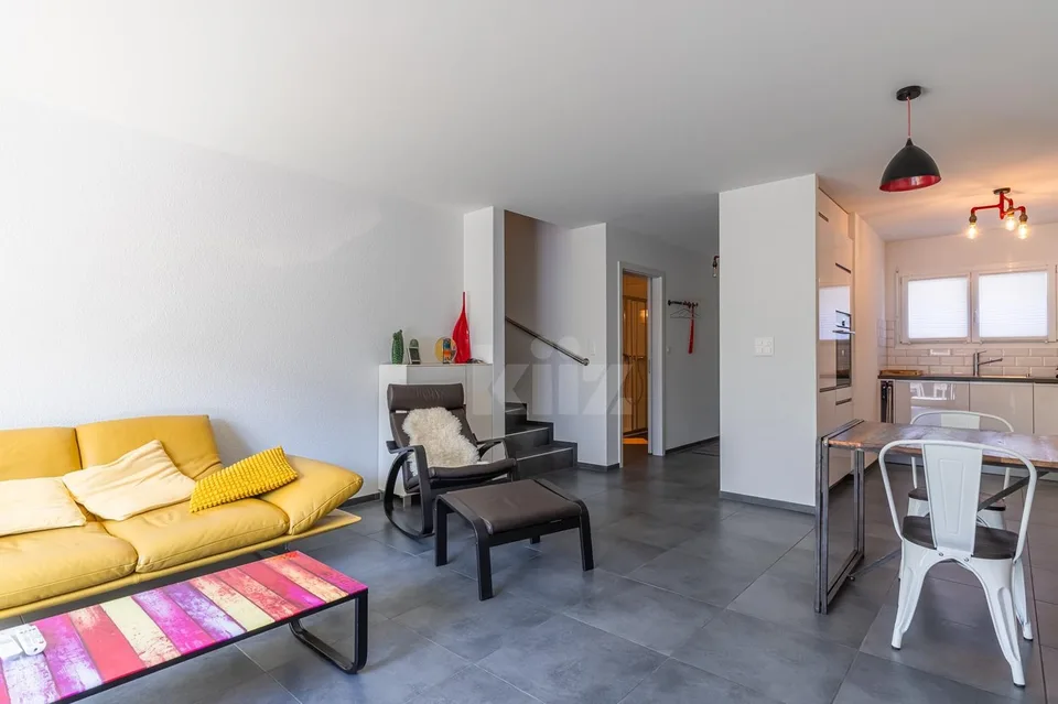 Schöne neuere Villa mit großer Terrasse
