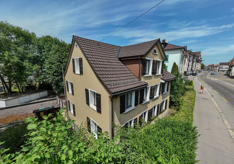 Zweifamilienhaus mit 4 Garagenplätzen - viele Nutzungsmöglichkeiten!