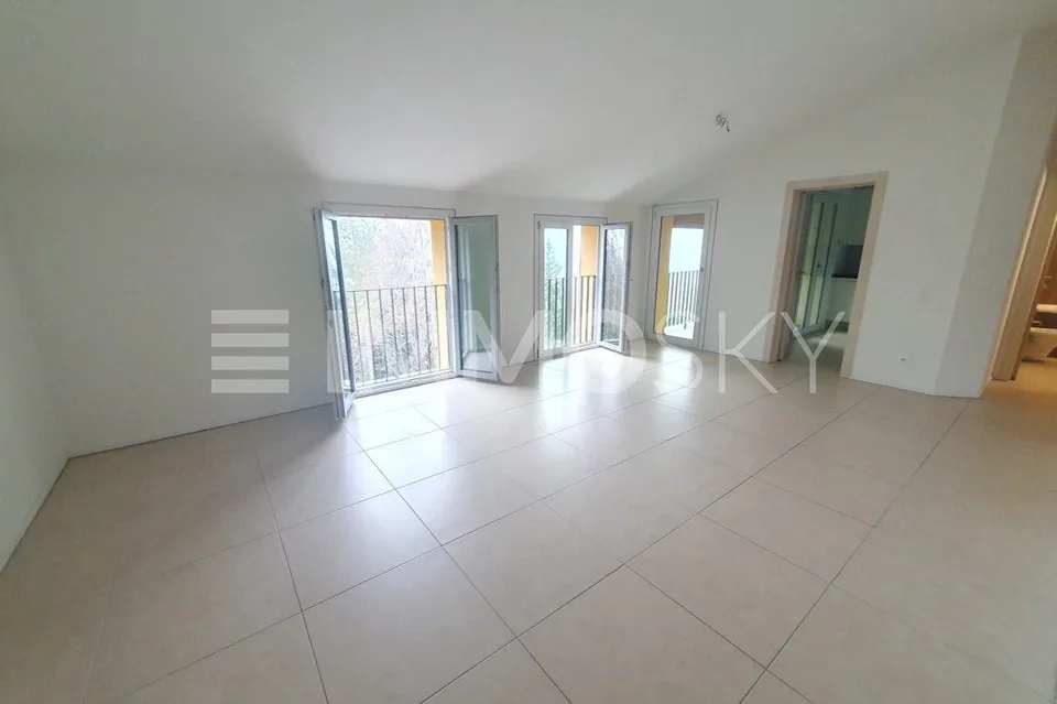 Elegante appartamento con balcone panoramico  Bruzella