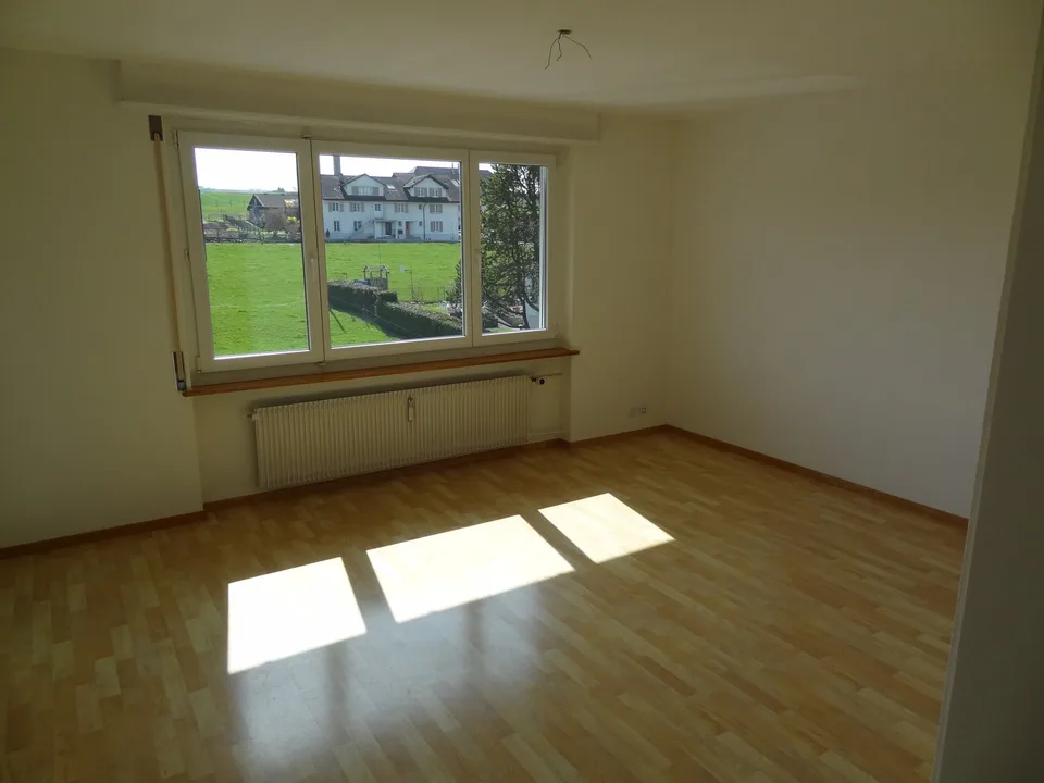 Helle 4-Zimmer-Wohnung mit Balkon und schöner Aussicht in Rothenhausen