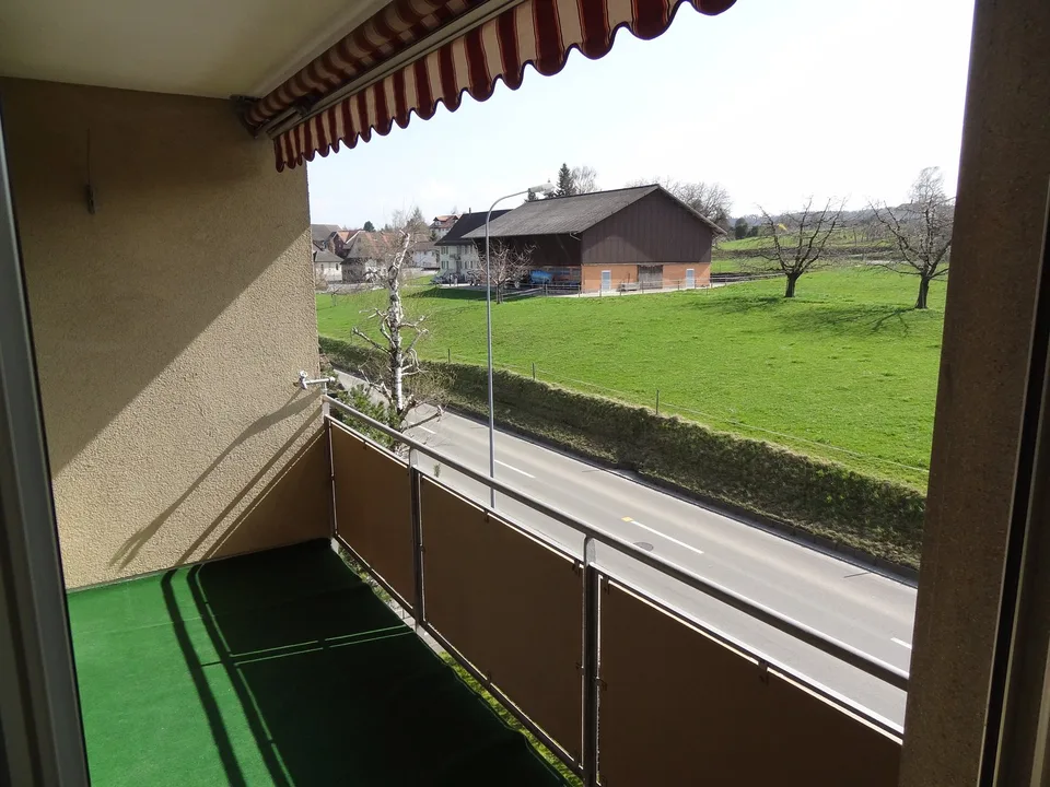 Helle 4-Zimmer-Wohnung mit Balkon und schöner Aussicht in Rothenhausen