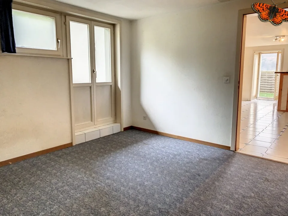 STRASSE - 2½ ZIMMER - Im Erdgeschoss!