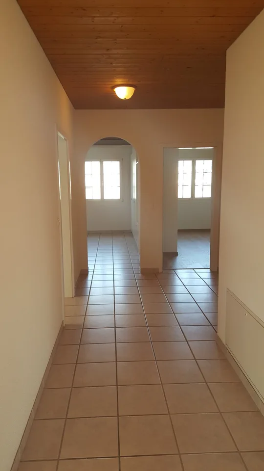 Grosszügige 4.5-Zimmer-Dachwohnung mit viel Charme im Herzen von Lachen