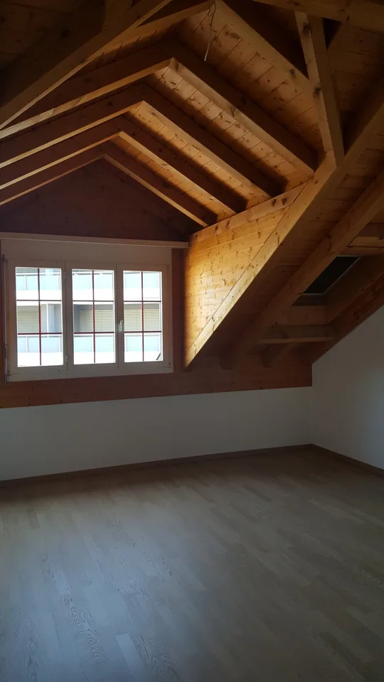 Grosszügige 4.5-Zimmer-Dachwohnung mit viel Charme im Herzen von Lachen