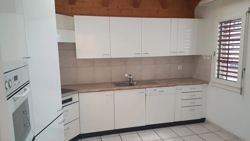 Grosszügige 4.5-Zimmer-Dachwohnung mit viel Charme im Herzen von Lachen