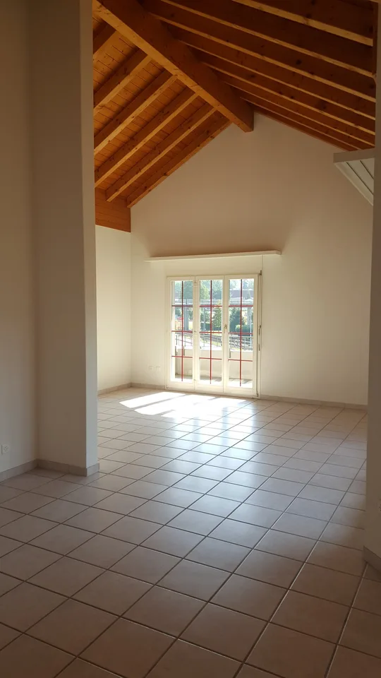 Grosszügige 4.5-Zimmer-Dachwohnung mit viel Charme im Herzen von Lachen