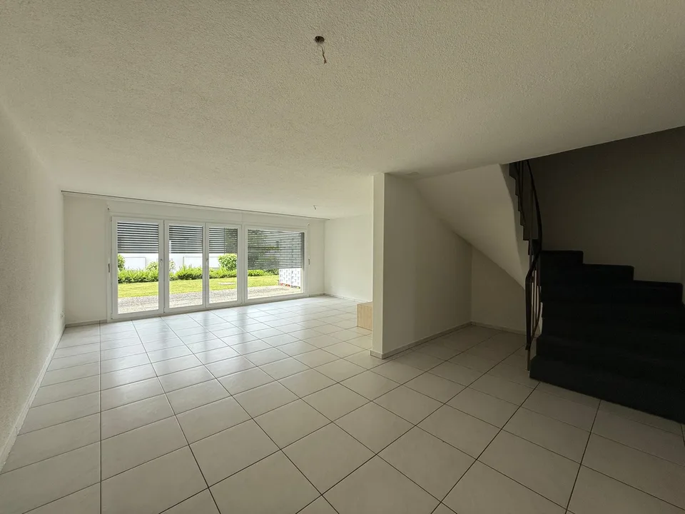 Wohnen auf zwei Ebenen - Attraktive 4.5-Zimmer-Maisonettewohnung mit Sitzplatz in Freienbach