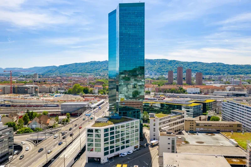 Ufficio Flessibile nella Torre Prime di Zurigo – Uffici di Squadra per 2–30 Persone