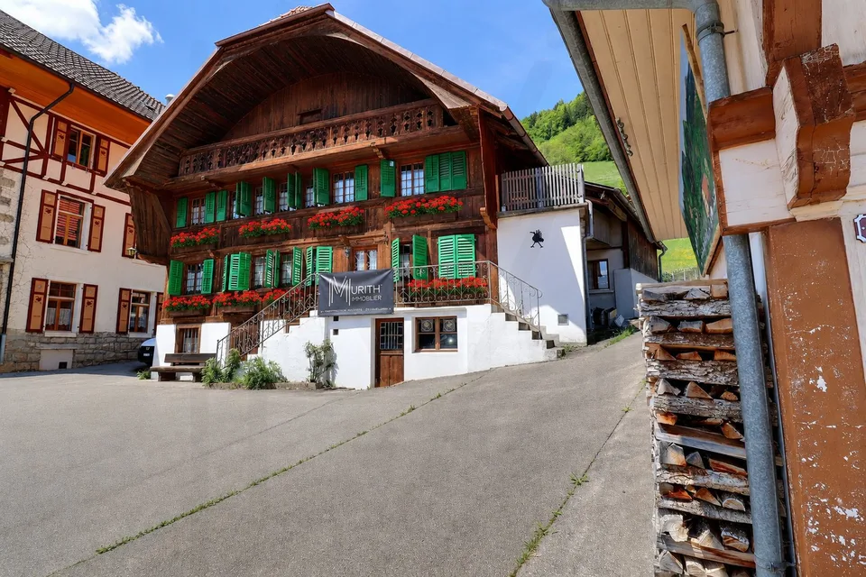 Maison gruérienne avec vue sur les montagnes