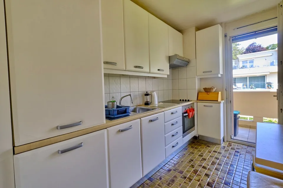 Geräumige möblierte Balkon mit Seeblick