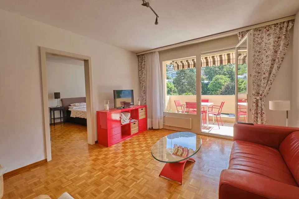 Geräumige möblierte Balkon mit Seeblick