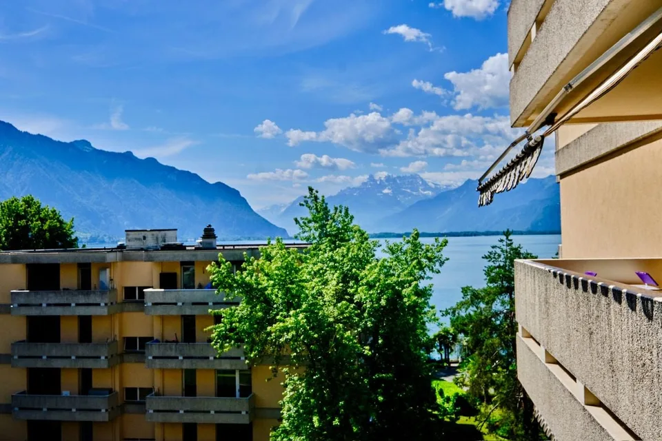 Geräumige möblierte Balkon mit Seeblick