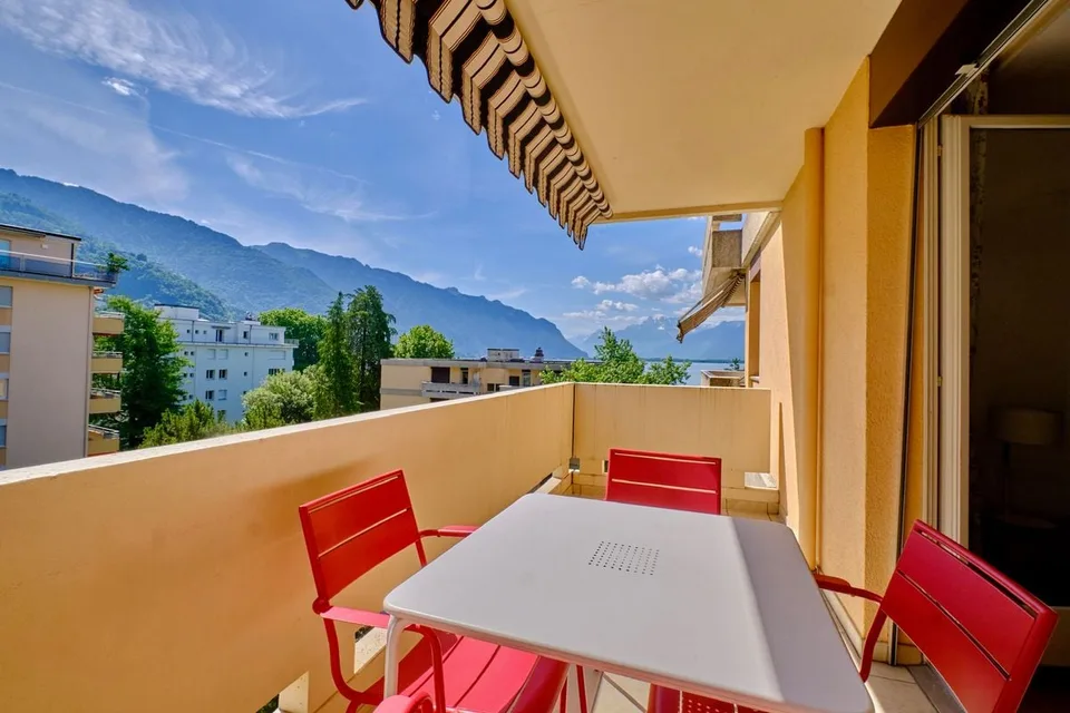Geräumige möblierte Balkon mit Seeblick