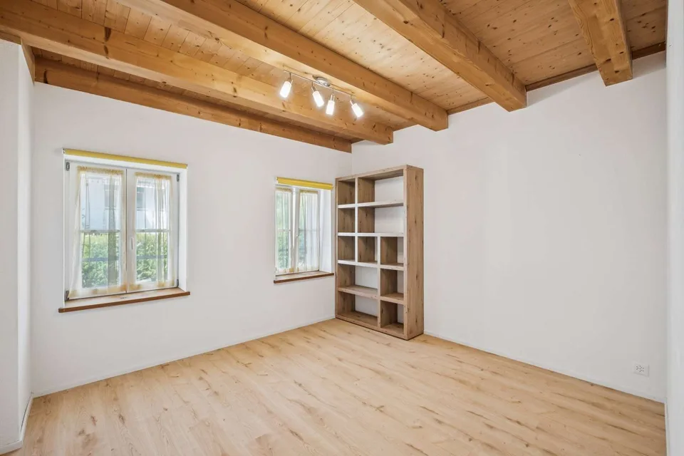 Maison unifamiliale spacieuse avec vue dégagée sur les environs verts