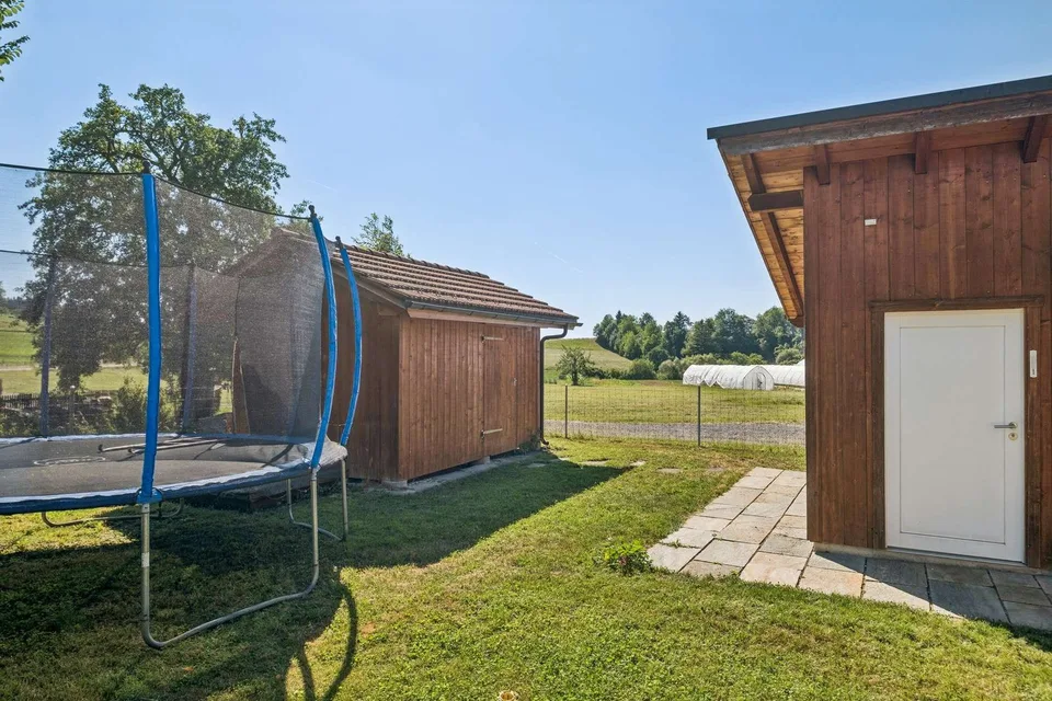 Grosszügiges Einfamilienhaus mit freiem Blick ins Grüne – Foto 11 von 13