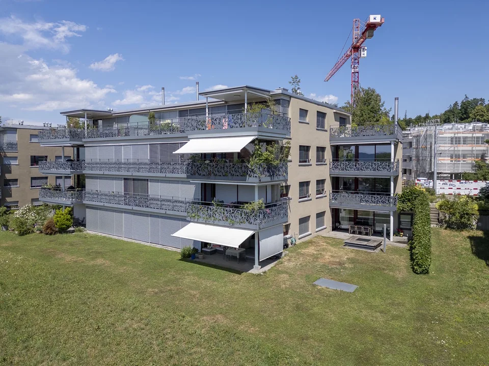 Moderne & geräumige 2.5-Zimmerwohnung mit Einstellplatz