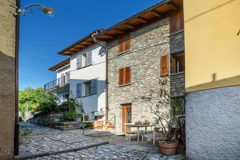 Proprietà bifamiliare di 2 appartamenti da 3.5 locali con giardino