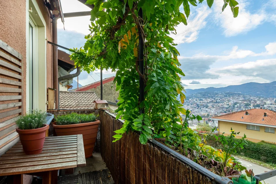 Vivere la tradizione con stile: casa di nucleo con vista aperta