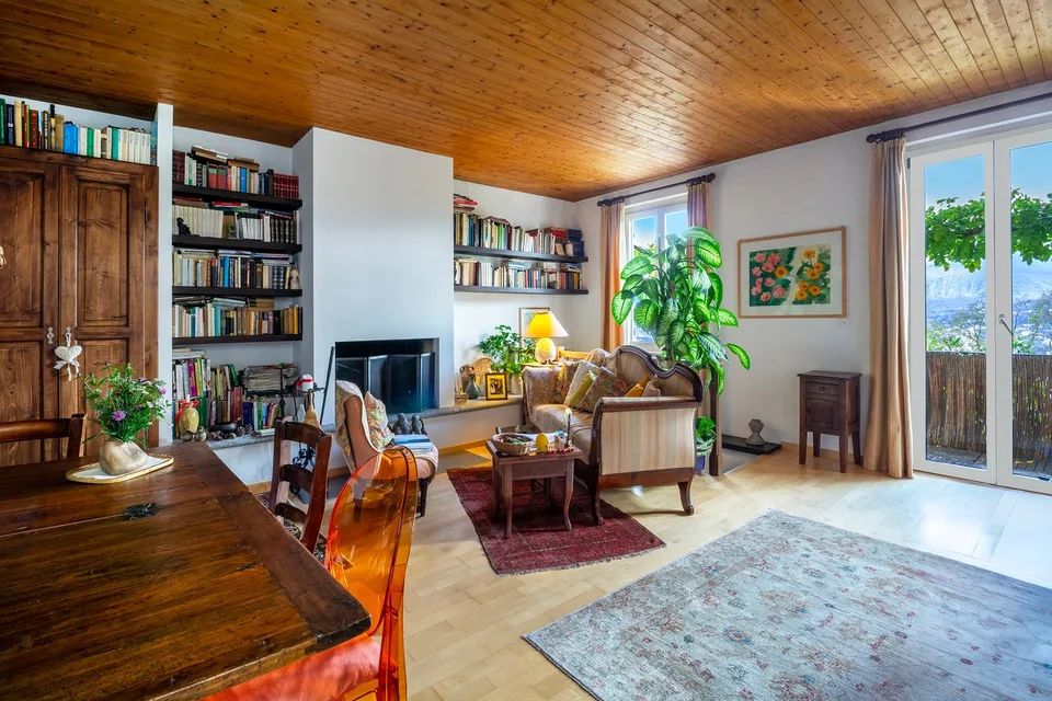 Vivere la tradizione con stile: casa di nucleo con vista aperta